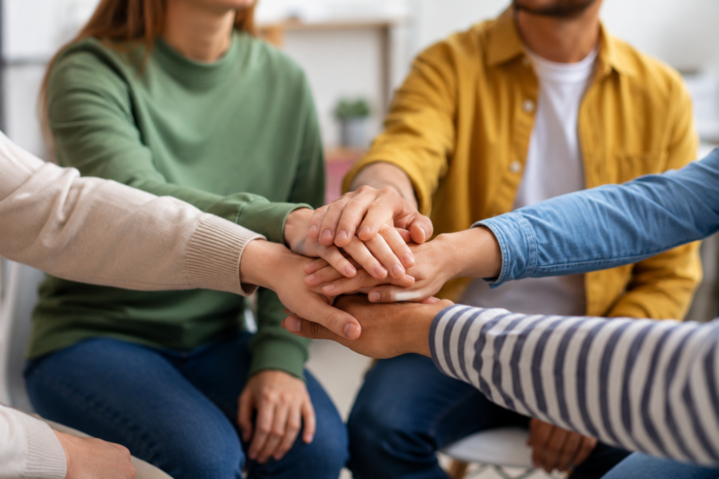 Grupo de personas participando en una actividad comunitaria en Cantabria relacionada con servicios sociales y dinamización comunitaria.